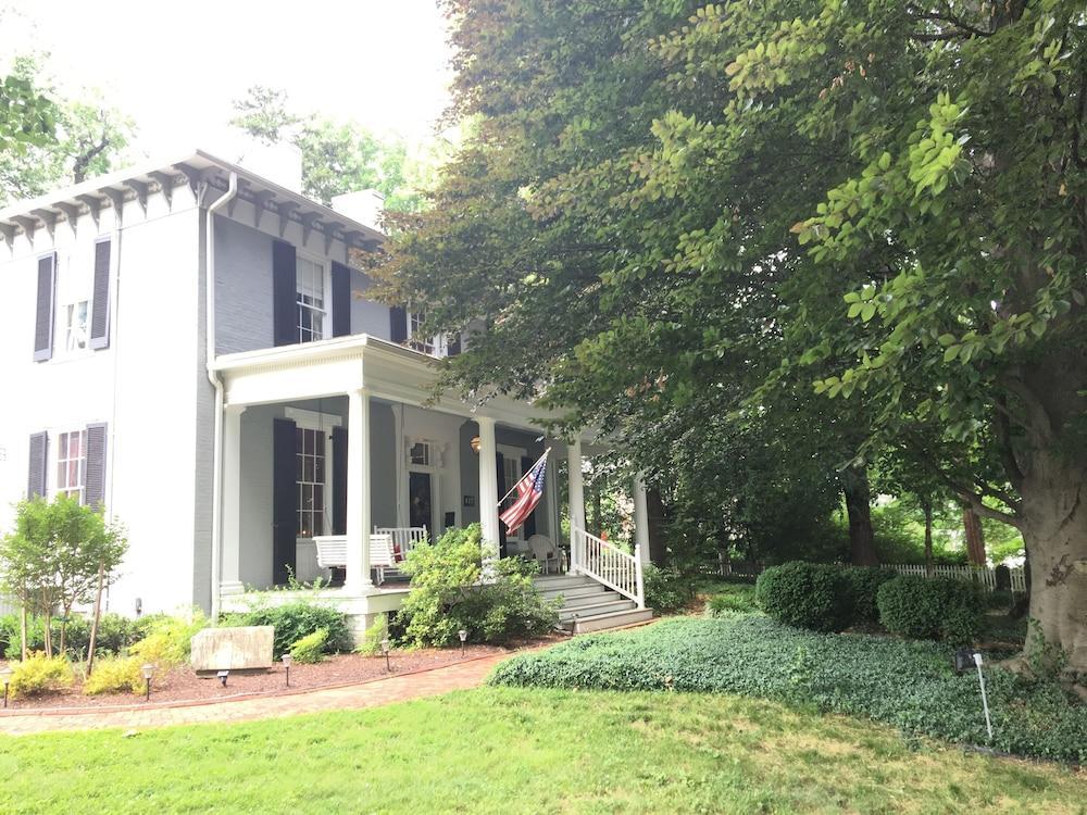 The Carriage Inn Bed And Breakfast Charles Town Exterior foto