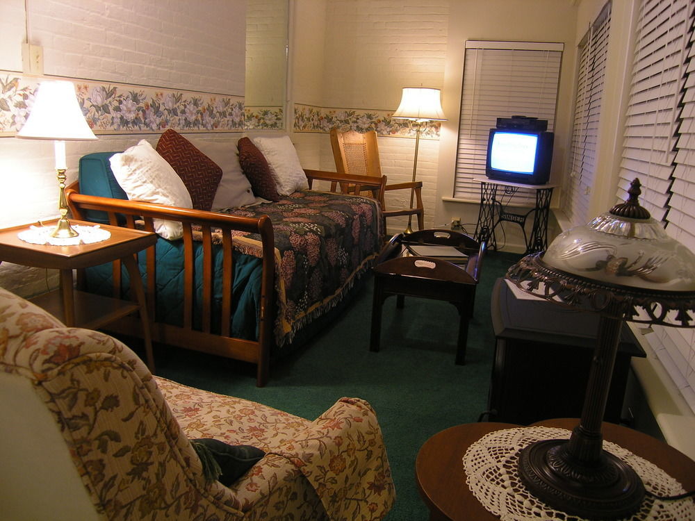 The Carriage Inn Bed And Breakfast Charles Town Exterior foto