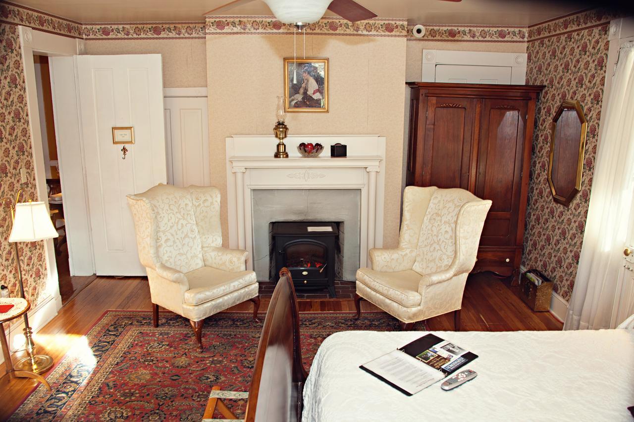 The Carriage Inn Bed And Breakfast Charles Town Exterior foto