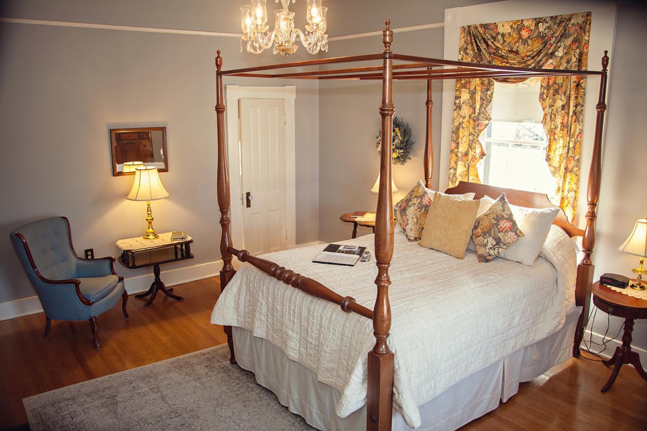 The Carriage Inn Bed And Breakfast Charles Town Exterior foto