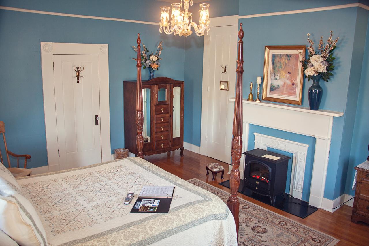 The Carriage Inn Bed And Breakfast Charles Town Exterior foto