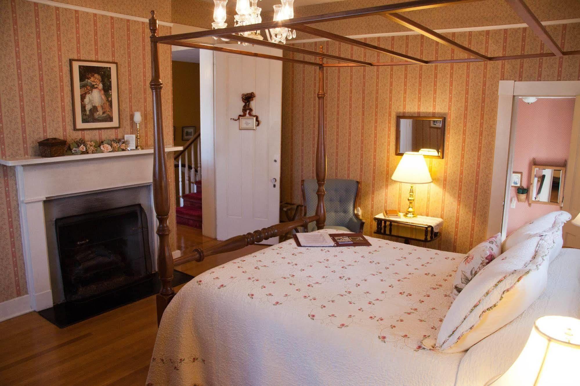 The Carriage Inn Bed And Breakfast Charles Town Exterior foto